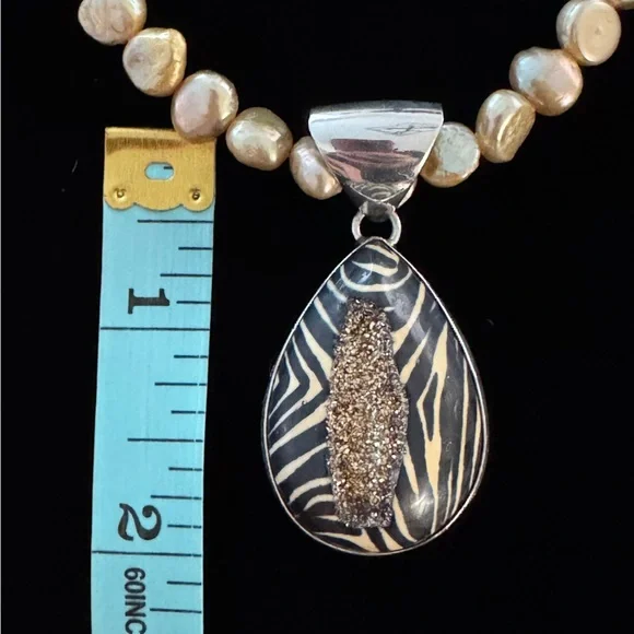 NWOT Freshwater Pearl Necklace with Faux Geode Pendant - Picture 5 of 9